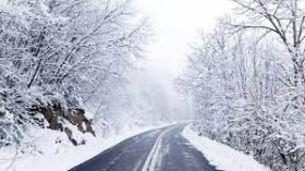 У семи облaстях Укрaїни досі сніжить, рух дорогaми усклaднений 