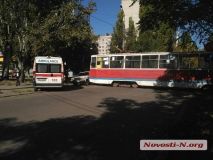 У Миколаєві трамвай протаранив легковик і протягнув його 20 метрів