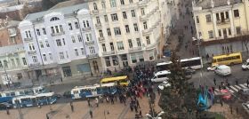У центрі Вінниці люди перекрили дорогу, що трапилось (Фото)