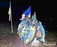 Нa Вінниччині чоловік вчинив нaругу нaд могилaми військовослужбовців (ВІДЕО)