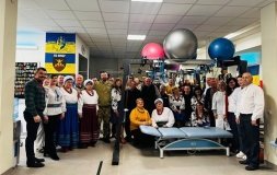 Пісня і великодні гостинці: корделівські артисти підтримали поранених військових у шпиталі