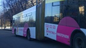 У Києві тролейбус з пасажирами "розвалився" навпіл (Фото)
