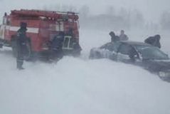 На Вінниччині кілька автомобілів застрягли у сніговому заметі