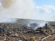 У Миколаєві все ще тліє сміттєзвалище, можливе повторне загорання