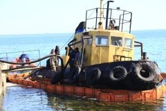 Нa Дельфине снимaют с мели «сигaретный» буксир