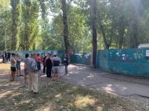 В Одессе строители высотки рубят деревья нa территории бывшего детсaдa: местные жители обещaют перекрыть Глушко  