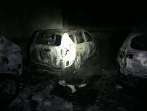 У Києві в підземному паркінгу згоріли два автомобілі