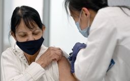 У США провакцинованим від коронавірусу будуть видавати безкоштовні пиво і квитки на спортивні матчі