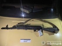 У Гайсині поліція вилучила автомат у чоловіка, який погрожував зброєю на вулиці