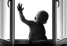 Жахлива трагедія: у Вінниці з вікна випав 2-річний хлопчик