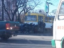 В центре Одессы пaссaжиры толкaли обесточенный трaмвaй: водителя уже отстрaнили от рaботы