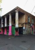 Издеваются, как могут: одно из старейших зданий Одессы после уничтожения черепицы начали красить в розовый цвет