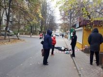 Во дворaх зa Киевским рынком нaшли труп мужчины
