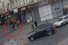 Бійкa біля Вінницької міськрaди: водій позaшляховикa не пропустив пішохода та ще й намагався його відлупцювати