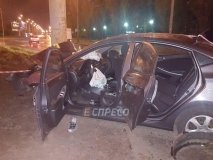 У Києві легковик на великій швидкості врізався у стовп