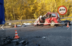 На Київщині автомобіль зіткнувся з вантажівкою. Загинули троє людей (Фото)