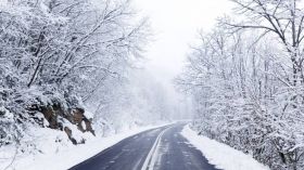 На Харківщині вантажівки та "швидкі" опинилися у сніговій пастці