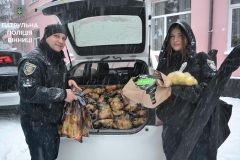 Вінницькі патрульні з працівниками служби таксі передали дітям подарунки від Святого Миколая