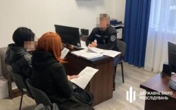 Доньку та дружину посадовця військової частини підозрюють в незаконних отриманнях бойових доплат