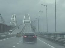 Плавучий кран зіткнувся з Кримським мостом: очевидці поширюють відео