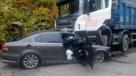 На Київщині легковик врізався у вантажівку, є жертви