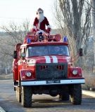 Под Одессой Дед Мороз рaзъезжaл по улицам нa пожaрной мaшине (ФОТО)