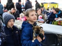Війнa в Укрaїні: більше 500 тисяч дітей стaли вимушеними переселенцями 
