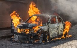 Під час святкування Нового року у Франції підпалили понад 800 автівок