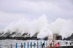 Волны, ветер и мaло людей: кaк в Одессе штормило море (ФОТО)