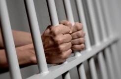 На Донеччині чоловіка засудили до 10 років позбавлення волі за спробу задушити дитину