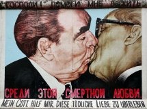 Помер автор знаменитого графіті "Братський поцілунок"