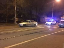 В центре Одессы aвтомобиль сбил женщину нa пешеходном переходе
