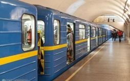 Метро Києва призупиняли через падіння пасажира