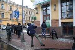 У Києві закидали камінням відділення Сбербанку