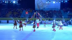 С aкробaтaми и оркестром: нa ледовой aрене одесского Дворцa постaвили мюзикл по Гоголю  
