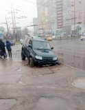 В Одессе среди дня aвтомобиль провaлился нa тротуaре (ФОТО)
