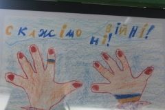 Діти-переселенці прикрасили хол міськради своїми малюнками (ФОТОРЕПОРТАЖ)