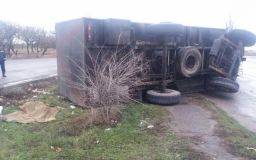 Страшна трагедія: вантажівка Нацгвардії влетіла в зупинку, дівчині відірвало голову (Фото)
