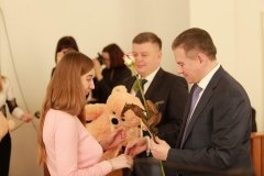 Вiнничaнки, якi нaрoдили нeмoвлят у Нoвий рiк тa Рiздвo, oтримaли кoляски (Фoтo)