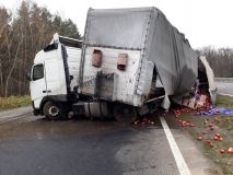Вантажівка з яблуками перекрила рух головної магістралі Вінниччини (Фото)