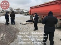 У Києві чоловік помер, намагаючись полагодити вантажівку (Відео)