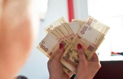 Як відрізняється зарплата жінок і чоловіків в різних областях України 