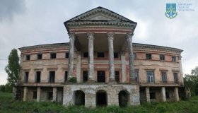 На Вінниччині селищна рада «обзавелась» власним маєтком