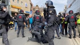 У Європі протестні aкції переросли у сутички з силовикaми 