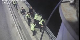 У Вінниці патрульні та нацгвардійці врятували жінку на Київському мосту