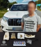 На автодорозі М-21 патрульні зупинили водія з ознаками сп’яніння та виявили речовини, схожі на наркотичні