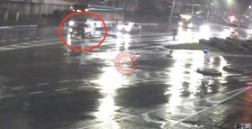 На Театральній водій Toyota врізався в острівець безпеки та пошкодив знак