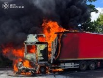 Смертельна ДТП біля Ксаверівки: після зіткнення загорілися вантажівка та легковик