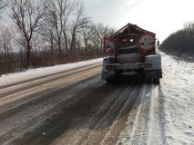 ДП «Вінницький облавтодор» обробив понад 4 тисячі тонн піщано-соляної суміші на дорогах області