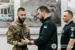 Поліцейський з Вінниччини отримав відзнаку МВС після поранення на фронті